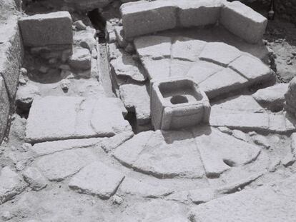 Fuente monumental romana de Moraime en los setenta, en una imagen del Arquivo Chamoso Lamas propiedad de la Academia de Bellas Artes.