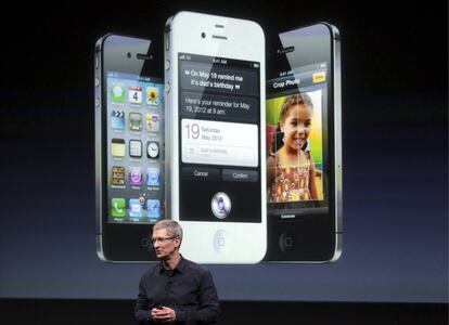 El presidente de Apple, Tim Cook, presenta el iPhone 4S , el 4 de octubre de 2011, en su primera presentación tras la muerte de Steve Jobs. Este móvil mantiene el diseño del 4, pero incluye mejoras en el hardware, y fue el primer modelo en incluir la opción de los 64 GB de almacenamiento.