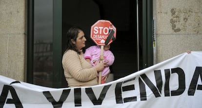 Una mujer, después de que la plataforma Stop Desahucios Ourense consiguiese frenar el desalojo de su familia.