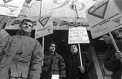 Manifestación ante la sede nacional del PP para pedir la adopción por parejas homosexuales en 1996.