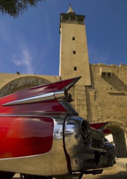 Un coche antiguo estadounidense ante la puerta de Bab Sharqi, en Damasco (Siria).