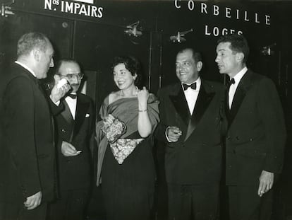 Luis Buñuel, segundo por la derecha, junto a otros invitados, en el festival de Cannes de 1960. / CORTESÍA DE TOLOCHA PRODUCCIONES