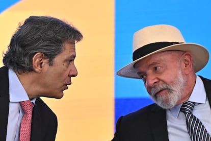 El presidente de Brasil, Luiz Inácio Lula da Silva (d), habla con el ministro de Hacienda, Fernando Haddad, durante un acto este jueves, en el Palácio del Planalto en Brasilia (Brasil)