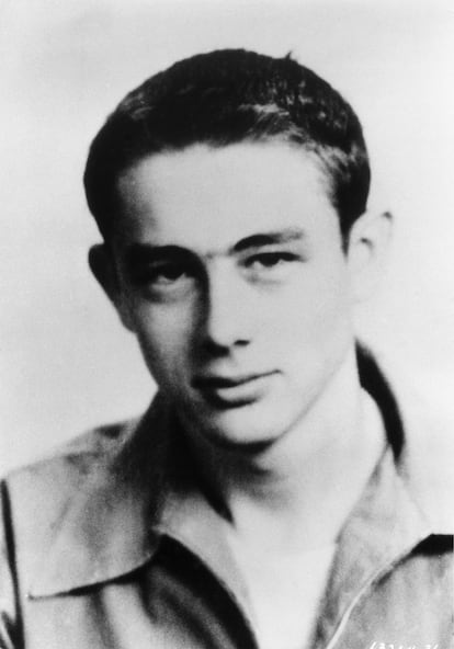 Un James Dean adolescente posa en una fotografía en 1948 en Fairmount, Indiana. Tenía 17 años.