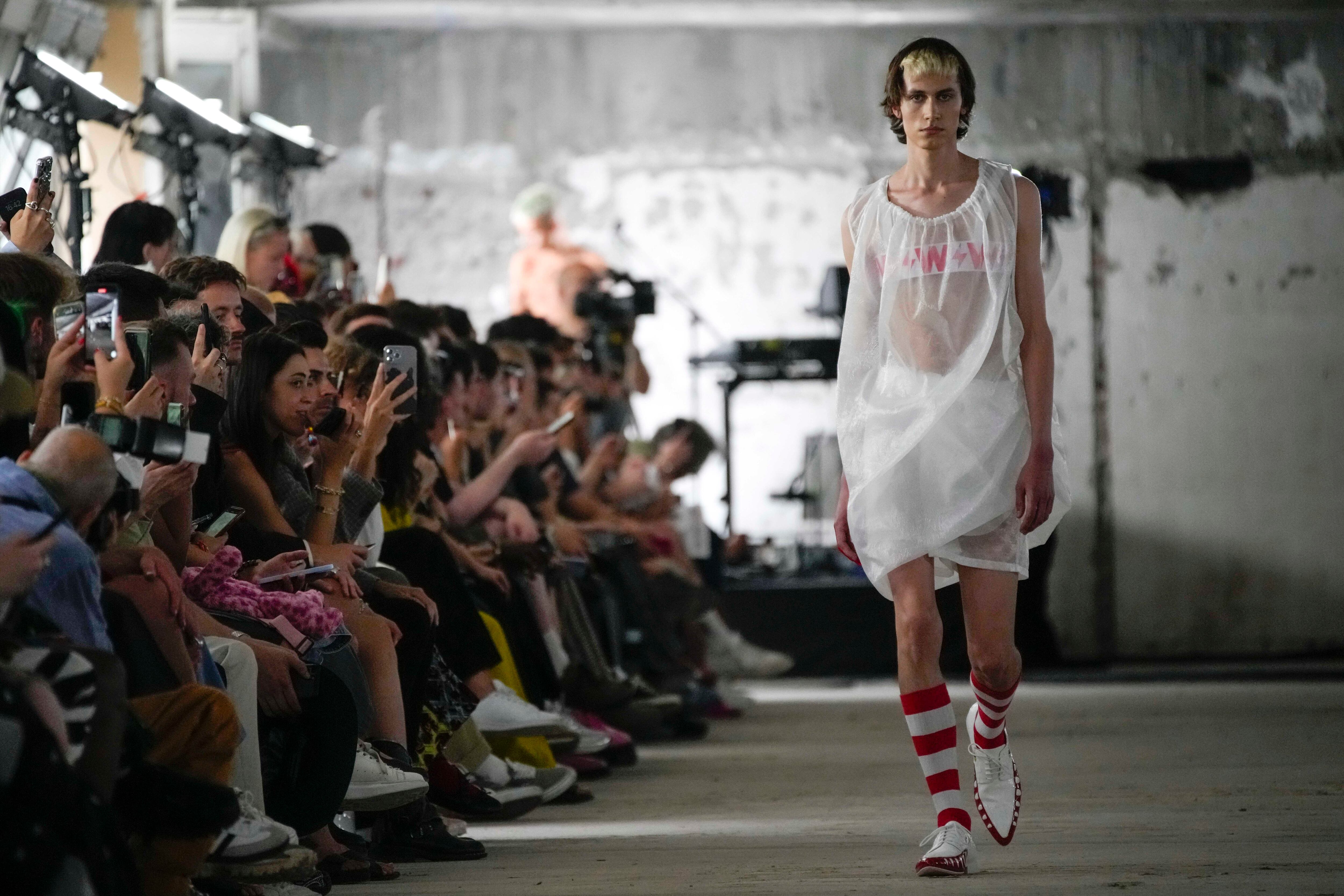 Desfile de Walter van Beirendonck, el 21 de junio de 2023 en París.