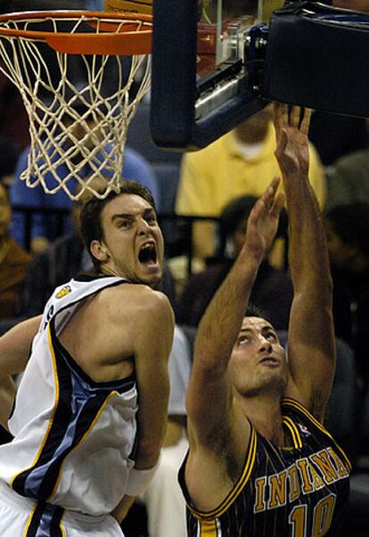 Gasol intenta encestar ante Jeff Foster, de Indiana.