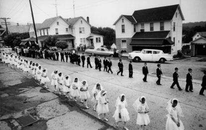 La carrera de Schapiro comenzó con el fotoperiodismo. Trataba de documentar la vida de EE UU en los años 60. En la imagen se puede ver la celebración de una comunión en 1962.