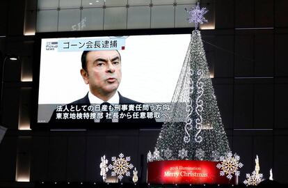 Un monitor en las calles de Tokyo muestra un informativo en el que se habla de la detención de Carlos Ghosn.