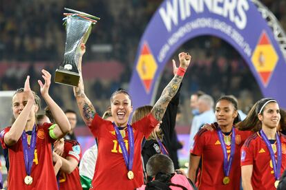 La centrocampista de la selección española, Jenni Hermoso, levanta el trofeo durante la celebración por el triunfo ante Francia.