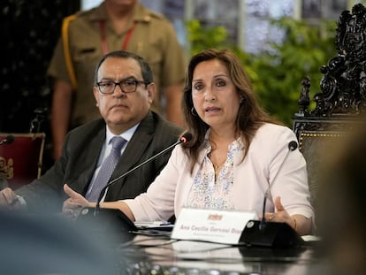 Dina Boluarte, presidenta de Perú, junto al primer ministro Alberto Otárola, el 29 de diciembre de 2022.