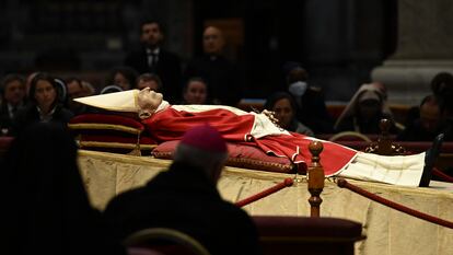 El cuerpo del papa emérito Benedicto XVI (Joseph Ratzinger), en la capilla ardiente de tres días de duración situada en la nave central de San Pedro del Vaticano.