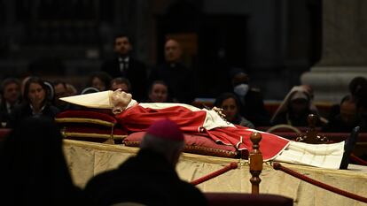 El cuerpo del papa emérito Benedicto XVI (Joseph Ratzinger), en la capilla ardiente de tres días de duración situada en la nave central de San Pedro del Vaticano.