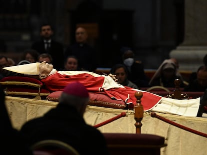 El cuerpo del papa emérito Benedicto XVI (Joseph Ratzinger), en la capilla ardiente de tres días de duración situada en la nave central de San Pedro del Vaticano.