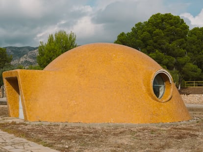 La antigua centralita telefónica de Vandellós I, uno de los tres edificios de Bonet que aún se conservan en la central nuclear. |