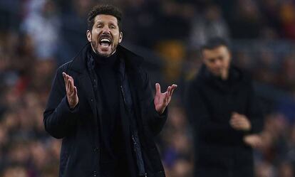 Simeone, durante el partido en el Camp Nou.