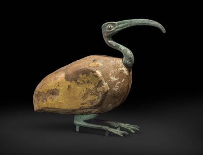Sarcófago de momia de ibis en forma de figura del ave.