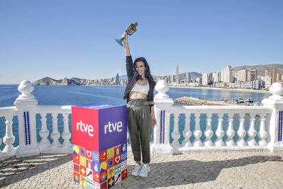 La artista Chanel ganadora de Benidorm Fest 2022, posa con su trofeo en el Mirador del Castillo.