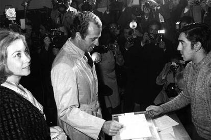 El rey Juan Carlos, acompañado por la reina Sofía, deposita su voto en el referéndum sobre la Constitución española, en 1978.