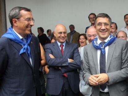 López, ayer en la recepción institucional en Vista Alegre con el diputado general vizcaíno, José Luis Bilbao, y el alcalde bilbaíno, Iñaki 