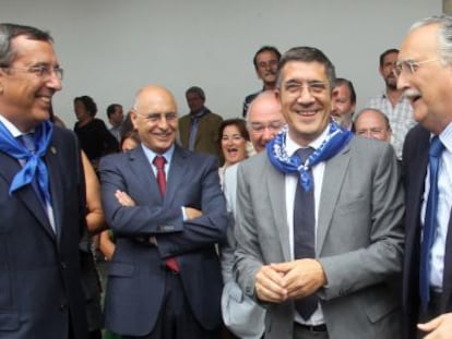 López, ayer en la recepción institucional en Vista Alegre con el diputado general vizcaíno, José Luis Bilbao, y el alcalde bilbaíno, Iñaki 