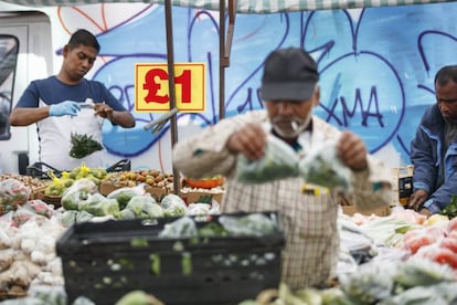 Vendedores de fruta y verdura en el mercado de Whitechapel de Londres