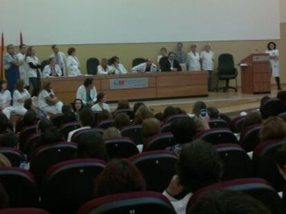 La asamblea de trabajadores del hospital de La Princesa durante la intervención del gerente.