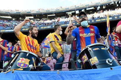 Aficionados del Barça animan el estadio antes de la celebración del encuentro en el Camp Nou.