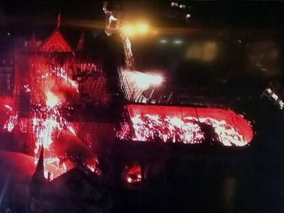 Imagen aérea de la estructura abrasada de la cubierta de la catedral.