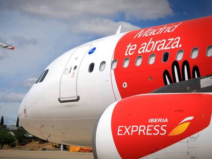 Un avión de Iberia en el aeropuerto de Barajas.