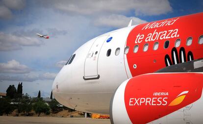 Un avión de Iberia en el aeropuerto de Barajas.