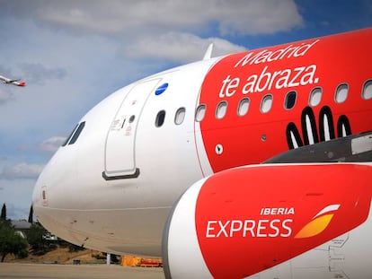 Un avión de Iberia en el aeropuerto de Barajas.