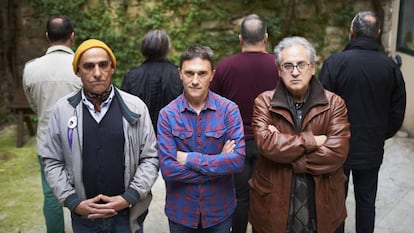 Peio, Mikel y Jesús Zudaire, junto a otros cuatro miembros, de espaldas, de la Asociación de Victimas de Abusos en Centros Religiosos de Navarra.