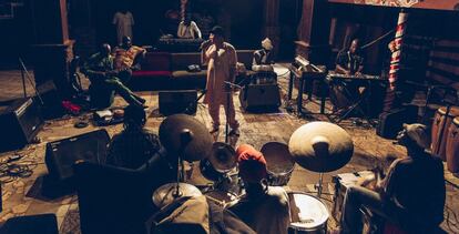 Salif Keita canta acompañado de Les Ambassadeurs en el día final de ensayos del grupo en Bamako (Malí), el 28 de junio de 2014.
