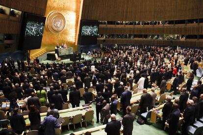Jefes de Estado y de Gobierno guardan un minuto de silencio en recuerdo del fallecido jefe de la ONU Kofi Annan durante la apertura de los debates de la Asamblea General de Naciones Unidas, en la sede de la ONU en Nueva York (Estados Unidos), el 25 de septiembre de 2018.