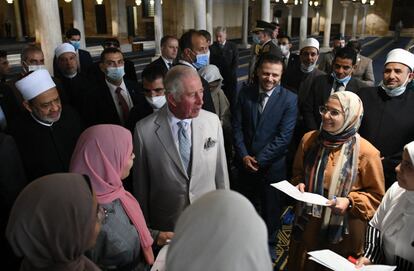 El príncipe Carlos se rodeó de estudiantes durante su visita junto a su esposa a la mezquita de Al Azhar, acompañados por Ahmed al Tayeb, el gran imán de esta institución de referencia para el islam suní en todo Oriente Medio, con sede en El Cairo islámico.