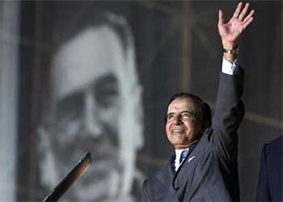 El candidato presidencial Carlos Menem, durante el acto de cierre de campaña el pasado 24 de abril.
