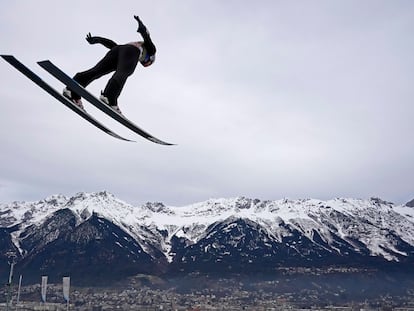 Competidor treina salto para o torneio Four Hills, na Áustria.