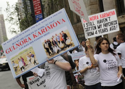 <b>» Protestas en Nueva York</b> Decenas de activistas contra la explotación infantil se manifestaron a las puertas del lujoso restaurante Cipriani de Nueva York el pasado jueves 15 de septiembre para tratar de boicotear el desfile de Guli, la firma de Gulnara Karimova, que formaba parte del calendario de la Semana de la Moda de la ciudad. Alegan que el régimen obliga a cientos de miles de niños a abandonar el colegio y sus casas para trabajar en los campos recogiendo algodón, el 'oro blanco' uzbeko en el que se sustenta la fortuna delpresidente y su hija.