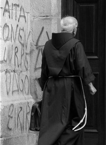 Un franciscano en una calle de Bilbao durante las elecciones autonómicas de 1986.