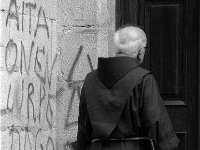 Un franciscano en una calle de Bilbao durante las elecciones autonómicas de 1986.