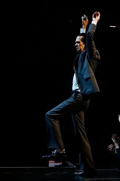 Nick Cave acompañado por su banda The Bad Seeds.