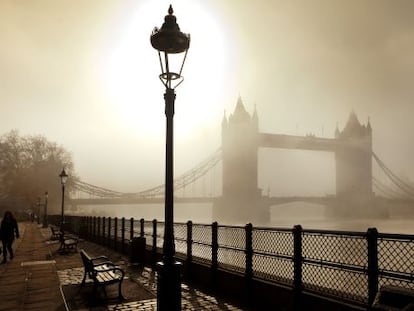 Tower Bridge, el puente de las torres de Londres, en un dickensiano d&iacute;a de niebla y poluci&oacute;n.