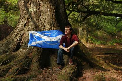 Lewis MacAskill, graduado universitario de 23 años, posa en Stornoway, en la isla de Lewis, en las Hébridas Exteriores, el pasado sábado. "Quiero ver una Escocia más justa y próspera. Un país que pueda cuidar de su propio pueblo, que pueda hacerse cargo de sus enfermos y sus caídos en batalla en tiempos difíciles. No quiero cargar con Gobiernos 'tories' [conservadores] a los que nunca hemos votado", indica