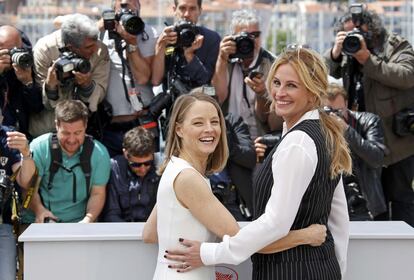 La actriz estadounidense Julia Roberts (d) y la cineasta y actriz estadounidense Jodie Foster, a su llegada al pase gráfico de la película 'Money Monster', en la 69 edición del Festival Internacional de Cine de Cannes, en Francia.