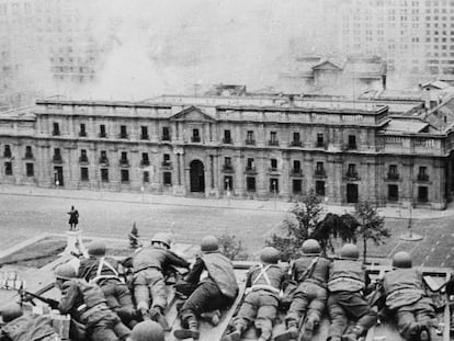 Un momento del ataque al palacio de La Moneda por las tropas golpistas de Pinochet el 11 de septiembre de 1973.