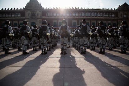 Soldados con armas y trompetas en formación frente al Palacio Nacional, durante el desfile.