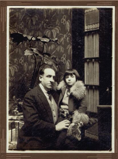 El 2 de noviembre de 1923, hija de Publio Decio Vitale D’Amico y Hortensia Povigna, Ida Ofelia Vitale Povigna nace en Montevideo. En la fotografía, Ida con su padre.