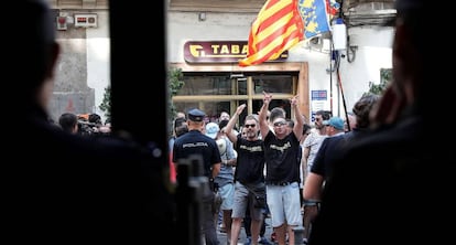 Un centenar de taxistas increpa al ministro de Fomento en el Palau de la Generalitat Valenciana.