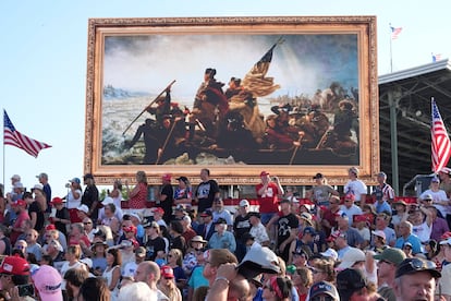 Asistentes al mitin de Trump en Iowa del pasado jueves, para el que se instaló una reproducción del famoso cuadro 'Washington cruza l río Delaware' (1851), símbolo patriótico de la victoria en la Guerra de la Independencia.