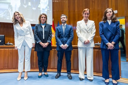 De izquierda a derecha, Yolanda Díaz, Teresa Ribera, Pablo Bustinduy, Mónica García e Ione Belarra, durante el traspaso de sus carteras ministeriales, el 21 de noviembre.
